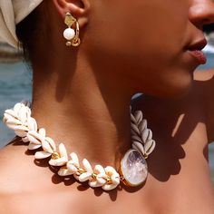 Concha Multi Natural Puka Cowrie Necklace With Rock Crystal Cowry Shell Jewelry, Cowrie Shell Jewelry Necklaces, Shell Necklace Diy, Afro Jewelry, Cowrie Shell Jewelry, Diy Wire Earrings, Accessorize Jewellery, Art Coquillage, Cowrie Shell Necklace