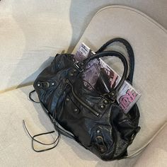 Accessorised Bag, Sac Oh My Bag, Black Handbag Outfit, Bag With Charms, Black Bag Outfit, Handbag Aesthetic, Bag Inspiration, Street Style Aesthetic