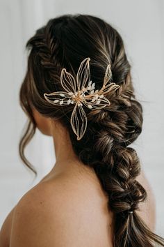 Claudia Hair Comb This bridal hair comb features a large golden flower adorned with shimmering crystal beads, freshwater pearls and petite gems. This hand wired beauty is the perfect boho hair accessory for your wedding day. This headpiece tucks elegantly into any bridal hairstyle. Dimensions: Hairpiece is 13" cm wide and 13" cm tall. Each order is thoughtfully gift wrapped and shipped in a gold embossed Luna + Stone branded keepsake box. These boxes are perfect for gifting and storing your acce Opal Hair, Headpiece Flower, Boho Bridal Hair, Wedding Hair Piece, Floral Hair Combs, Hair Accessories Boho, Flower Hair Comb, Pearl Hair Pins, Flower Headpiece