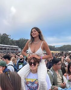 Festival Couple Pictures, Lovers And Friends Festival Outfits, Coachella Couple, Couple Festival Outfits, Concert Couple, Rave Couple, Music Festival Aesthetic, Outside Lands Festival, Hopi Hari