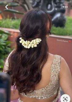 Onam Dress Hairstyle, Hairdo For Engagement Indian, Short Hairstyle For Traditional Look, Wedding Hairstyles Indian Short Hair, Short Hair Gajra Hairstyle, Short Hair Hairstyles Traditional, Short Hairstyle Saree Look, Saree Hair Do, Short Hair Bridal Hairstyles Indian