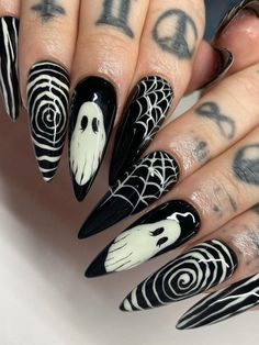 Short Sharp Nails, Goth Nails Short, Halloween Nails Almond Shape, Gothic Stuff, Black Halloween Nails, Horror Nails, Nail Art Halloween, Sharp Claws, Holloween Nails