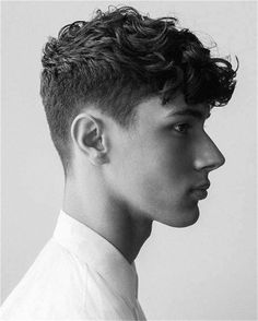 Curly Hair Taper, Fashion Outfits For Men, Boy Haircut, Cool Mens Haircuts, Wavy Hair Men, Medium Length Hair Men, Boy Hair, Graduation Hairstyles