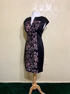 This is a very elegant nearly sleeveless black formfitting cocktail dress.  it is new without tags. perfect for the new years, mother of the bride, party cocktail dress or for any formal occasion. has an oriental look.  please check measurements before purchasing.  it is on a size 12 dress form so i think it runs a little larger.  the dress tag reads it is a size 6 but please go by the measurements below to ensure a proper fit. the gown is constructed with a heavy weight stretch black satin knit fabric.  the center portion of the dress is constructed with a black mesh panel that is  heavily embroidered with a shiny sparkling rose gold metallic thread floral leaf pattern. the gown has a small v neckline opening and a long zip back closure.    the gown is in excellent clean brand new conditi Sparkling Rose, Bride Party, Formal Gown, Mother Of The Bride Dress, Black Cocktail, Size 12 Dress, Dress Form, Black Cocktail Dress, Mesh Panel