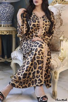 Olivia Mark - Exquisito vestido con cuello en V y estampado de leopardo patchwork Long Floral Gown, Kaftan Designs, Leopard Print Maxi Dress, Muslim Style, Straight Clothes, Vogue Dress, Ankle Length Dress, Islamic Clothing, Straight Dress