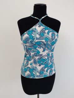 Paisley halter top. Een maat voor kleinere damesmaten tot en met maat M. Nieuw uit een oude winkelvoorraad. Fitted Sleeveless Paisley Print Top, Blue Fitted Top With Paisley Print, Fitted Blue Top With Paisley Print, Stretch Paisley Print Summer Tops, Summer Stretch Paisley Print Top, Blue Halter Neck Tops With Built-in Bra, Fitted Paisley Print Top For Beach, Fitted Halter Neck Camisole For The Beach, Blue Printed Halter Neck Top