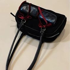 SPECIFICATIONSBrand Name: KUROYABUHandbags Type: Shoulder BagsTypes of bags: Shoulder & HandbagsMain Material: PolyesterLining Material: PolyesterShape: SatchelsPlace Of Origin: GUANG DONG ProvincePlace Of Origin: GUANG DONG ProvinceOrigin: Mainland ChinaCN: GuangdongHardness: SOFTPattern Type: SolidDecoration: BOWExterior: NONEOccasion: VersatileClosure Type: zipperGender: WOMENStyle: CasualModel Number: 89d859Number of Handles/Straps: Single Trendy Black Baguette Bag For Travel, Y2k Rectangular Bag With Adjustable Strap, Retro Black Bag With Large Capacity, Y2k Style School Crossbody Bag, Y2k School Crossbody Bag, Y2k Style Black Shoulder Bag For Travel, Y2k Crossbody School Bag, Retro Black Shoulder Bag For School, Black Retro Everyday Bag