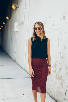 Work outfit Maroon Skirt Outfit, Work Wear Summer, Outfits Jean, Summer Business Casual, Maroon Skirt, Casual Outfits For Women, Classy Skirts, Casual Attire For Women, Burgundy Skirt