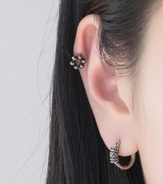 ♡316L Surgical Steel Ear Cartilage stud with Bali donut design.♡This earring is a single.(1 piece)Jewelry can be used as Cartilage, helix, conch, lobe, upper lobe, tragus Bali donut earrings with screw back ballSimple daily earrings You good choice! ∙ ∙ ∙ ∙ ∙ ∙ ∙ ∙ ∙ D E T A I L S ∙ ∙ ∙ ∙ ∙ ∙ ∙ ∙ ∙ ∙- MATERIAL: High-Quality Surgical steel. Hypoallergenic, never rust or fade-Color: Silver -Size : Width  :  6.9mm-Bar thickness: 16G 1.2mm, Bar length: 6mm            ∙ ∙ ∙ ∙ ∙ ∙ ∙ ∙ ∙ ∙ P R E P A R Internally Threaded Round Cartilage Earrings, Round Internally Threaded Cartilage Earrings, Internally Threaded Round Piercings, Trendy Round Single Earring Piercing, Tragus Piercing Earrings, Daily Earrings, Donut Earrings, Donut Design, Monroe Piercings