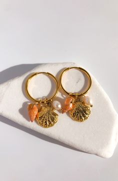 HotSummerNights  Indulge in the allure of summer nights with our captivating "Hot Summer Nights" charm hoop earrings.  Unique Design: Our earrings feature a stunning combination of a golden stainless steel clam seashell, a delicate white freshwater pearl, and a charming natural seashell charm. This unique design sets them apart from traditional earrings and adds a touch of individuality to your look. Versatile Style: Whether you're dressing up for a beach party, a romantic dinner, or a casual ou Funky Trinkets, Summer Jewelry Aesthetic, Dreamy Earrings, Beach Jewellery, Vacation Jewelry, Pretty Jewelry Necklaces, Earrings Beach, Jewelry Beach, Bead Charms Diy