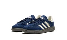 Shop Handball Spezial "Night Indigo" at Stadium Goods, the world's premier marketplace for authentic sneakers and streetwear. Fast shipping, easy returns. Handball Spezial Night Indigo, Jordan New, Indigo Shoes, Adidas Sl 72, Nike X Travis Scott, Adidas Handball Spezial, Adidas Handball, Classic Adidas, Pretty Shoes Sneakers