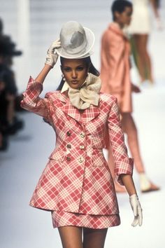 ugh so prettyyy Dior 80s Fashion, Runway Fashion Vintage, Vintage Runway Fashion, Dior 90s, Christian Dior Runway, Dior Ready To Wear, Wizard Robes, Dior Runway, 90s Runway