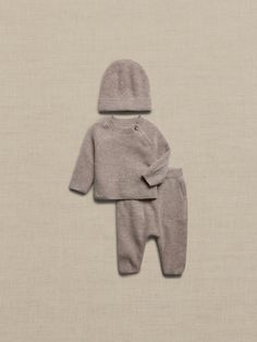 Curio Cashmere Gift Set for Baby | Banana Republic Luxury Baby Gifts Boys, Bringing Baby Home Outfit, Baby Boy Going Home Outfit, Newborn Boy Outfits, Baby Holder, Baby Nursery Closet, Baby Boy Winter Outfits, Bringing Baby Home, Recycled Buttons