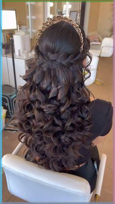 A quinceanera is one of the most special days for girls with Latin American roots. Celebrating her entry into adulthood, a quinceanera is a… Xv Hairstyles, Xv Hair, Quince Hair, Quince Planning, Sweet 16 Hairstyles, Red Quince, Pink Quince, Quince Hairstyles With Crown, Quinceanera Hairstyles