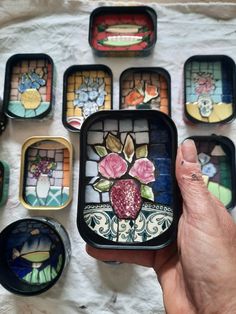 Mosaic pique assiette , pâte de verre et émaux de briare Mosaic Projects For Beginners, Mosaic Art Diy, Paper Mosaic, Mosaic Art Projects, Mosaic Madness, Upcycled Art, Mosaic Artwork, Handmade Mosaic