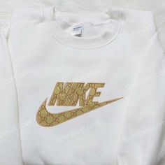 The Gucci x Nike Logo Embroidered Shirt is a true masterpiece, combining the iconic logos of both brands in an Luxury Long Sleeve Tops With Embroidered Logo, Luxury Long Sleeve Top With Embroidered Logo, Luxury Embroidered Cotton Tops, Nike Inspired, Maroon Hoodie, Cute Gifts For Her, Custom Nike, Shirt Nike, 3d Shirt