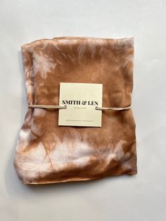 a brown and white tie - dyed cloth with a label on the side that says smith & len