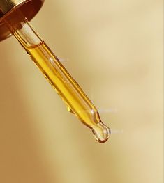 Skin Oil Photography, Skin Oil Aesthetic, Facial Oil Aesthetic, Hair Oil Business Aesthetic, Facial Oil Photography, Body Oil Photoshoot, Hair Oil Product Photography, Body Oil Aesthetic, Oil Photoshoot