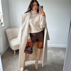 Leather Shorts Outfit, Leather Trend, Black Leather Shorts, Faux Leather Shorts, Boho Jumpsuit, Brunch Date, Zara Shorts, Brown Shorts, Brown Leather Boots