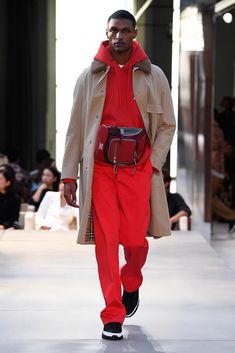 Burberry Spring 2019 Menswear Fashion Show Collection: See the complete Burberry Spring 2019 Menswear collection. Look 103 Mens Fashion Summer Outfits, Fashion 2000, Bohemian Style Men, Summer Mens, Male Fashion Trends, Fashion Man, Mens Wear, Trendy Fashion Outfits, Summer Suits