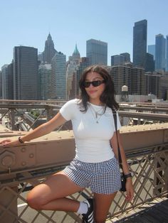 #brooklynbridge #dumbo #comfystyle Nyc Shorts Outfit, Nyc Street Pics, Picture Inspiration Instagram, Nyc Photo Locations, Summer Outfits For Nyc, Instagram Outfit Poses, New Your Outfits, Roof Top Poses, Broadway Pictures Ideas