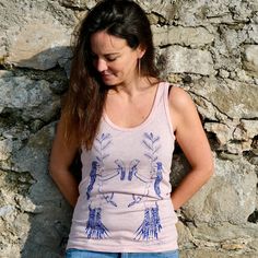 EN: A  Cream Heather Pink tank top with an illustration of a *Connexion*. For Woman. Organic cotton 100%.  Screen-Printed in blue. Well made.  Illustrated and printed by myself. ^^ Certifications:  GOTS : Global organic textile standard Fair Wear. Vegan. Illustrations: Natacha Veen 2021 Graphic Print Yoga Top For Summer, Bohemian Cotton Tank Top With Graphic Print, Bohemian Cotton Tops For Yoga, Hand Printed Cotton Tops, Mom Fall, Yoga Tank Top, Yoga Tank, Yoga Tank Tops, Wild Woman