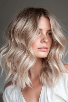 Medium-length wavy hair in a soft beige blonde is trending in 2024. This gentle and natural shade adds a soft and understated elegance, ideal for a chic and sophisticated wavy hairstyle. Click to see more. Summer Blonde Hair, Blonde Hair Transformations, Balayage Blonde, Gorgeous Hair Color, Blonde Hair Inspiration, Spring Hairstyles, Short Blonde Hair, Hair Color Trends, Blonde Balayage