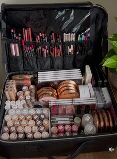 Makeup Artist Room, Mua Aesthetic, Makeup Artist Aesthetic, Makeup Kit Organization, Makeup Artist Career, Makeup Artist Kit Essentials, Makeup Artist Bag, Makeup Studio Decor, Rangement Makeup