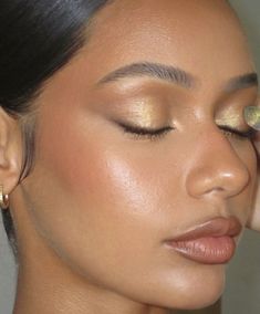 Soft Glam Sparkly Makeup, Round Face Glam Makeup, Natural Makeup Gold Eyeshadow, Natural Bronze Wedding Makeup, Dewy Prom Makeup, Simple Gold Makeup, Natural Bronzed Makeup Look, Me And The Bad B I Pulled By Being, Bronze Glam Makeup