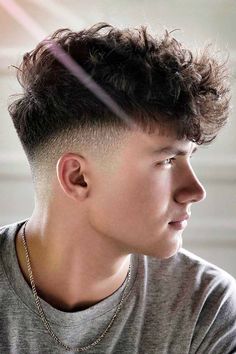 New Haircut For Men 2022, High Fade Haircut Mens Curly, Mens 2023 Haircuts, Haircut For Men 2022, Haircut Men 2023, Taper Fade Alto, Types Of Fades, Blowout Haircut, Celana Jogger Wanita