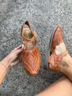 The huarache has stood out as a typical garment of the Mexican people. Its origin dates back to pre-Hispanic times. Beautiful handmade Mexican huarache, made 100% by hand, by Mexican artisans, who weave the leather strips with their delicate hands, giving each huarache a unique detail. ♦-♦-♦-♦-♦-♦-♦-♦-♦-♦-♦-♦-♦-♦-♦-♦-♦ IMPORTANT INFORMATION: *SIZES: PLEASE READ THE SIZE CHART CAREFULLY AND CHOOSE THE RIGHT SIZE BEFORE BUYING! With the help of the following table, you can determine the number tha Mexican Sandals Huaraches, Mexican Shoes, Black Huarache, Mexican Sandals, Huarache Sandals, Leather Sandals Handmade, Classy Shoes, Boho Sandals, Slow Fashion Movement