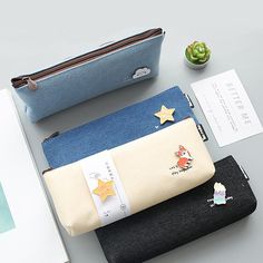 If you like to keep things simple, this minimalist pencil pouch you may consider! Features Can store up to 25 pens Smooth zipper design Pouch shape for easy carrying Come with 1 free brooch Specifications Size: L220 x W40 x H90mm  Material: Canvas Package Includes 1 x Canvas Pencil Pouch with Brooch 2 x brooch (random