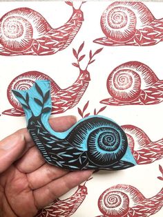 Original design by me, hand carved rubber stamp ,  Snail stamp , size:10*7cm Mounted on wood - Stamps are made to order - Care: please wipe ink off with baby wipes after each use before Timbro intagliato a mano per creare un motivo unico su qualsiasi superficie, perfetto per tessuto , quaderni, cartoline, biglietti di ringrazamento, buste, lettere e tutto il resto. Ottimo come regalo per artigiani. I timbri sono attaccati su di un supporto di legno. Misura : 10*7 cm Alter misure possono essere r Snail Stamp, Print Making Designs, Homemade Stamps, Eraser Stamp, Relief Printmaking, Hand Carved Rubber, Linocut Printmaking, Lino Art, Hand Carved Stamps