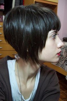 Short Angled Bob With Bangs, Short Straight Bob Hairstyles, Kort Bob, Straight Bob Hairstyles, Hairstyles Design, Short Bob Haircuts, Short Hairstyle, Popular Hairstyles