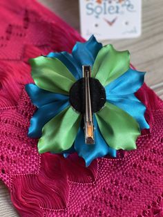 These beautiful folkloric flower headpieces are handmade in Oaxaca, Mexico. They are perfect to add the perfect touch of elegance and flare to any outfit. They clip on the hair with a clip. More colors available here: https://www.etsy.com/es/listing/1018755595/tocado-floral-artesanal-flor-tradicional?ref=listing_published_alert Bohemian Adjustable Flower Hair Accessories, Hair With A Clip, Mexican Accessories, Mexican Folklore, Mexican Flowers, Nice Sandals, Traditional Earrings, Flower Headpiece, Thread Earrings