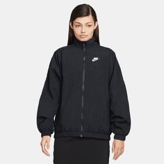 A lightweight layer perfect for any weather, the Nike NSW Essential Wind Runner Jacket is oversized and baggy, making it extra comfortable and easy to layer. Made from 100% recycled polyester and recycled nylon fibers, this jacket adds a dash of sustainable style and comfort to your athleisure rotation. The crinkle-woven fabric is lined with mesh for added comfort and a breathable feel, while the stand-up collar provides a unique style. Finished with an iconic chevron shape and Futura logo, the Wind Runner, Nike Fitness, Nike Looks, Nike Sportswear Women, Nike Retro, Legging Sport, Woven Jacket, Woman Weaving, Running Jacket