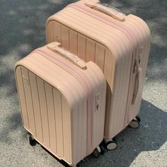 Suit Case Aesthetic, Cool Suitcases, Dr Belongings, Cute Luggage, Stylish School Bags, My Style Bags, Hardside Luggage, Girly Bags