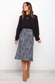 Falco Skirt - Navy - Petal & Pup USA Business Casual Outfits For Work, Elegante Casual, Stylish Work Outfits, Church Outfits, Work Outfits Women, Professional Outfits, Business Casual Outfits, Work Attire, Office Outfits