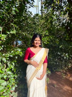 Simple Onam Look, Simple Onam Saree Look, Onam Saree Poses At Home, Onam Saree Aesthetic, Tamil Saree Style, South Indian White Saree Look, Onam Saree Looks, South Indian Look Simple, Onam Saree Poses