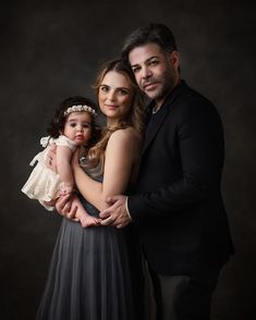 Family Portrait Photography Poses, Family Session Poses, Parents Photography, Family Potrait, Baby Photography Poses, Couple With Baby, Baby Birthday Photoshoot