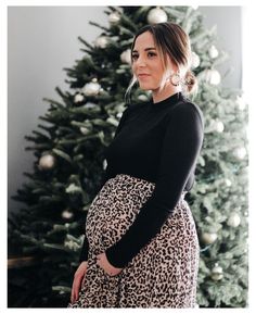 Pictorial Poses, Maturity Outfits, Belly Outfits, Leopard Skirt Outfit, Pregnancy Fashion Winter, Fall Maternity Outfits, Casual Maternity Outfits, Maternity Overalls, Winter Maternity Outfits