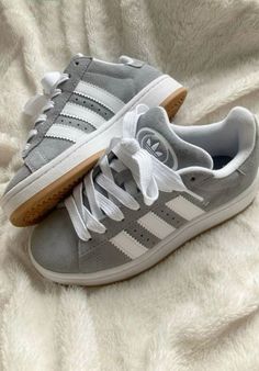 Trendy Back To School Shoes, Shoes Teenage Girl, Looks Adidas, Samba Adidas, Back To School Shoes, Preppy Shoes, Pretty Shoes Sneakers, Shoe Wishlist