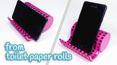 a cell phone holder made out of pink and black polka dot material with the words reciclando tubos de carton on it