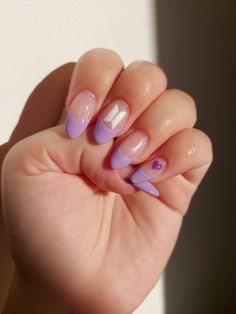 Unha roxa com o escudo do BTS no meio Cute Purple Nail Ideas Short, Nail Art Bts Army, Pretty Nails Purple, Bts Nail Art Designs, Purple Short Nails Designs, Nails Inspo Purple, Bts Nails Designs, Nail Art Bts, Army Nail Art