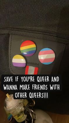 there is a bag with two buttons on it and the words save if you're queen and wanna make friends with other queens