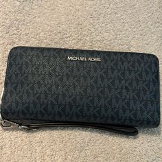 Michael Kors Jet Set Travel Continental Zip Around Leather Wallet Wristlet *Used Condition* Little Wear On The Zipper Tag, As Shown **Smoke + Pet Free Home ** ***I Ship The Same Day, Before 2 Pm *** ~~Thank You For Stopping By ~~ Michael Kors Jet Set, Michael Kors Bag, Leather Wallet, Michael Kors, Zipper, Bag Lady, Wallet, Blue, Leather