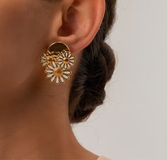 Daisy Design, Earring Stand, Golden Earrings, Daisy Earrings, Floral Jewellery, Chic Jewelry, Stunning Earrings, Chic Accessories, Gold Plated Earrings