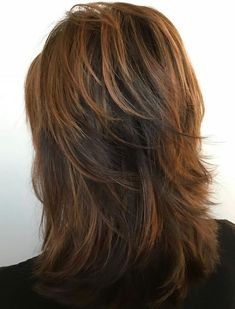 Medium Layered Copper Brown Hairstyle Shag Highlights, Hair Styles For Women Over 50 With Bangs, Shag Haircuts For Thick Hair, Super Layered Hair Medium, Feather Cut For Medium Hair, Layered Shag Hairstyles, Waterfall Layers Haircut, Very Layered Hair Medium