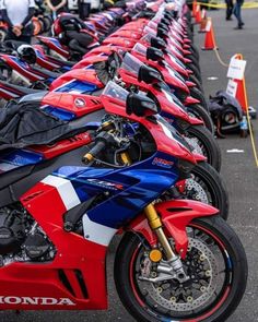 many motorcycles are lined up next to each other