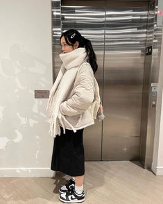 Puffer Jacket Outfit White, White Puffer Jacket Outfit Winter, White Puffer Outfit, Long Puffer Outfit, Women Winter Fashion Outfits, White Puffer Jacket Outfit, Japan Outfit Winter, Outfits Women Winter